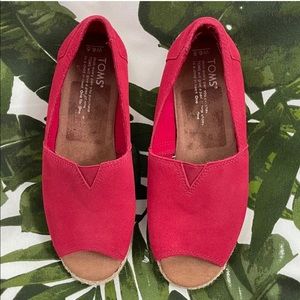 New Tom’s Red Raspberry Suede Open Toe Alpargata